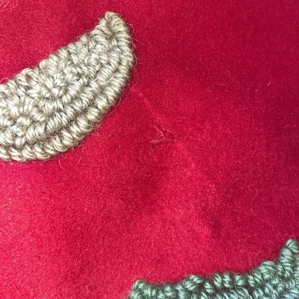 50 BEAUTIFUL Jingles & Joy Tree skirt, looped yarn embroiderybranches and leaves